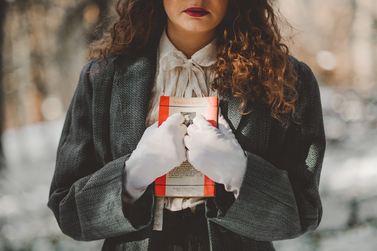 woman, book, clutching-690216.jpg